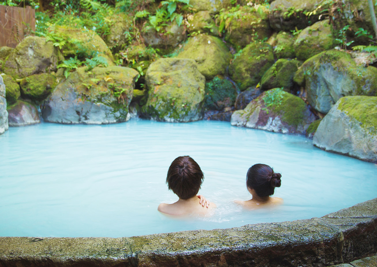 what is onsen japanese women bathing in onsen