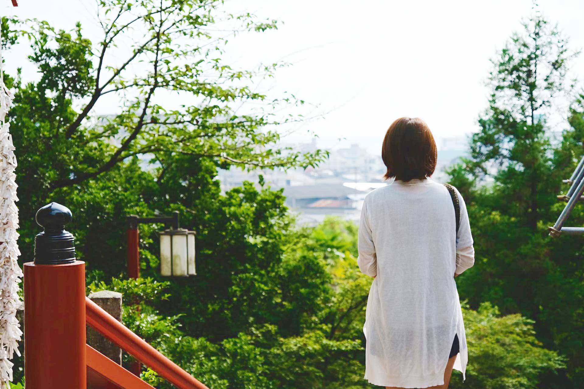 health and beauty guru praying at Asami Shrine in Beppu