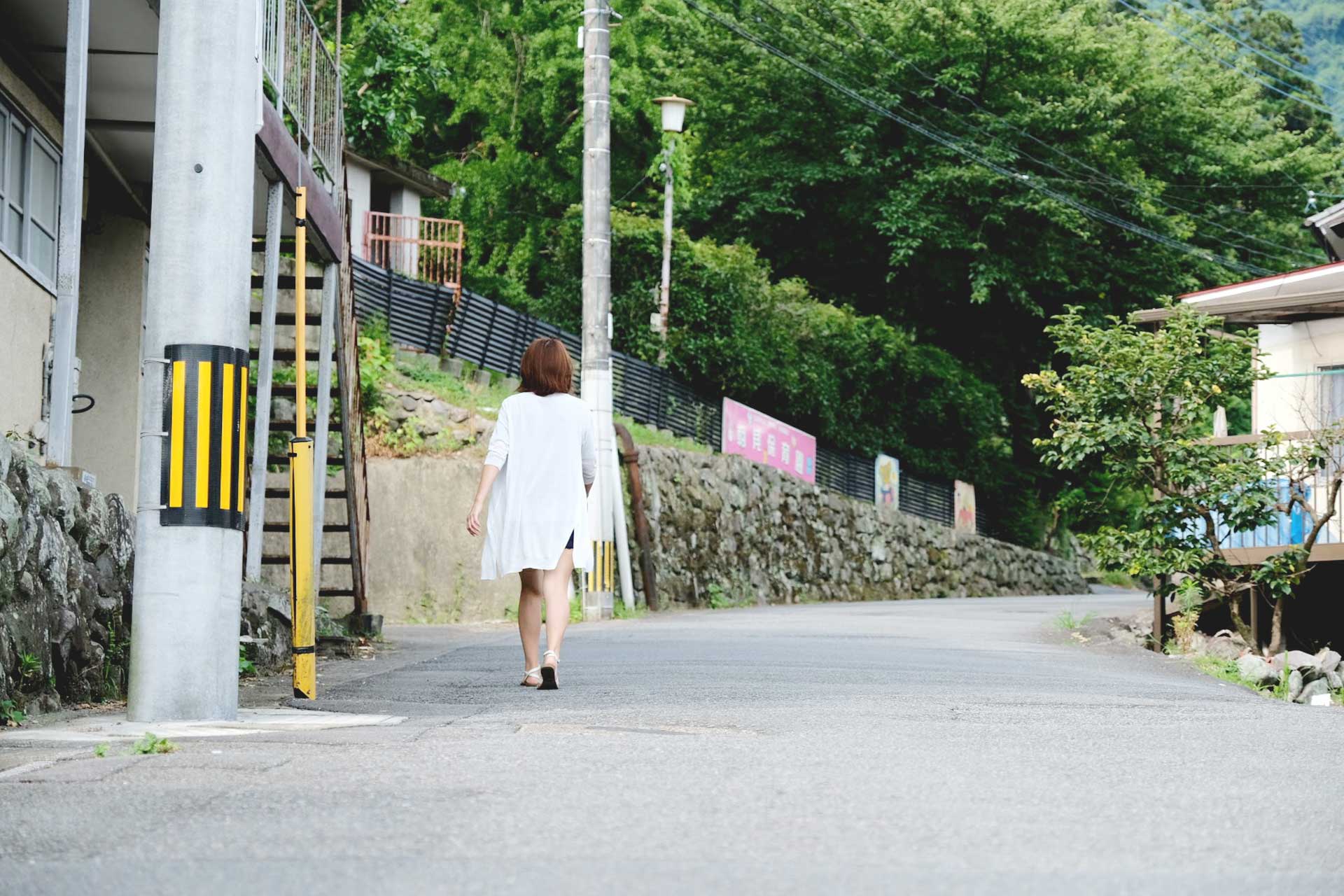 beauty and health guru walking to Asami Shrine in Beppu