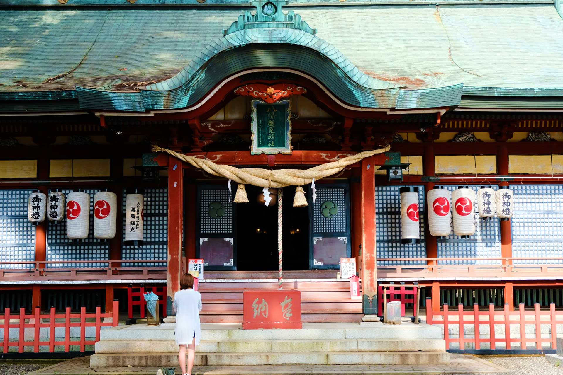 health and beauty guru praying at Asami Shrine in Beppu