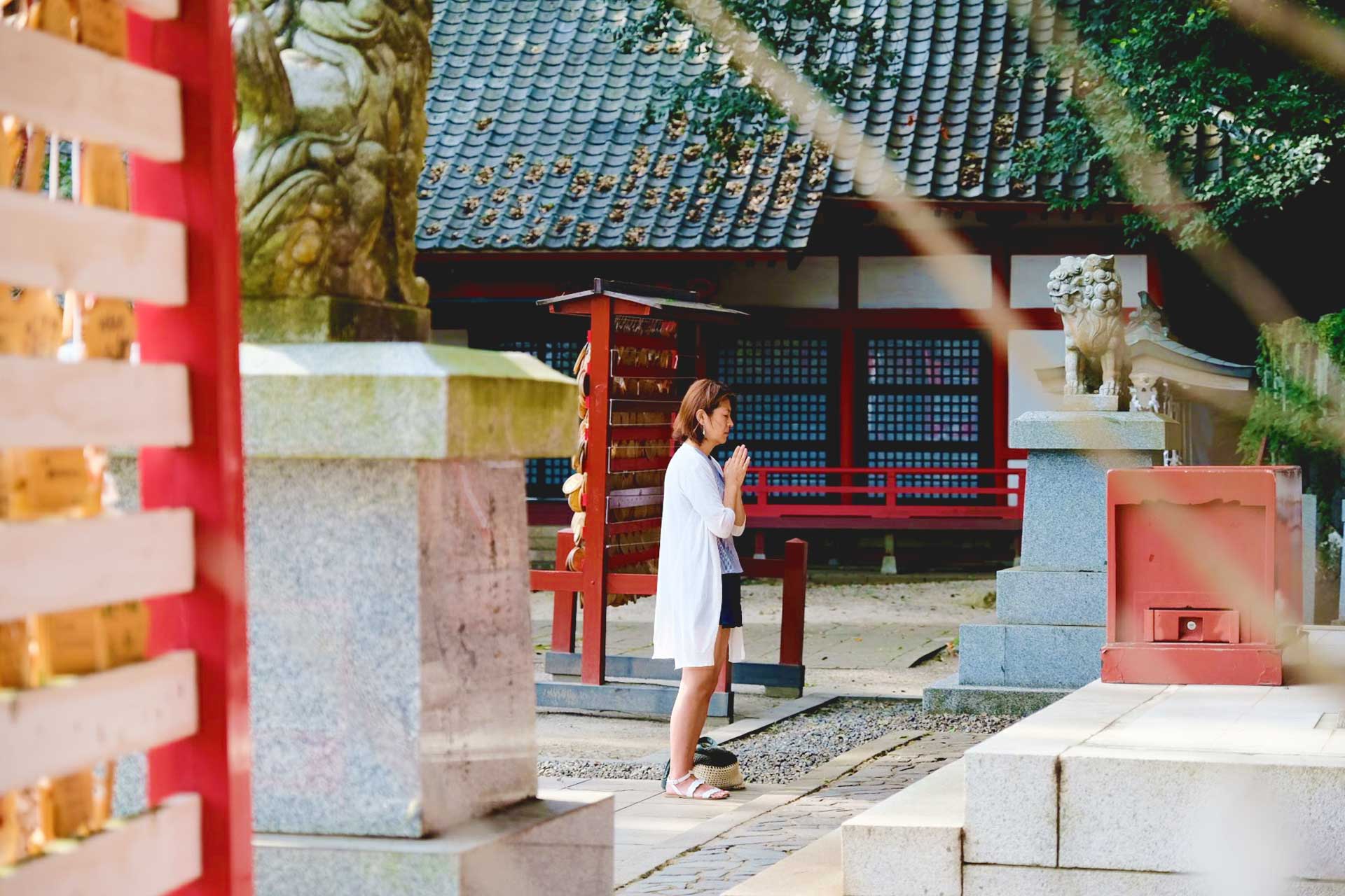 health and beauty guru praying at Asami Shrine in Beppu