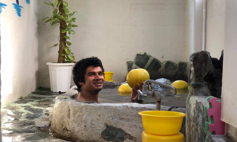 foreign guy bathing in zabon onsen in Beppu