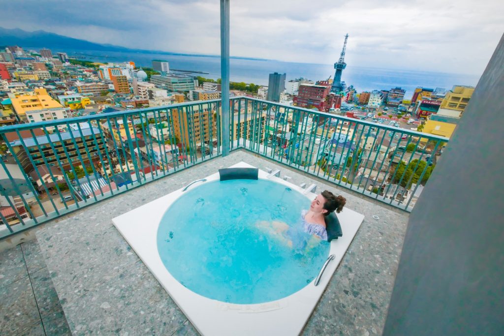 amanek beppu yulare jacuzzi onsen pool rooftop hot springs