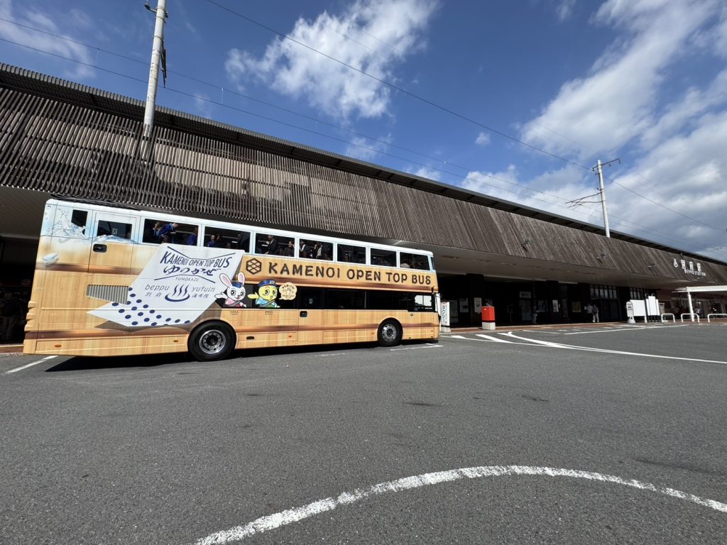 KAMENOI OPEN TOP BUS "Yunokaze" open-top double-decker bus in front of Beppu Station